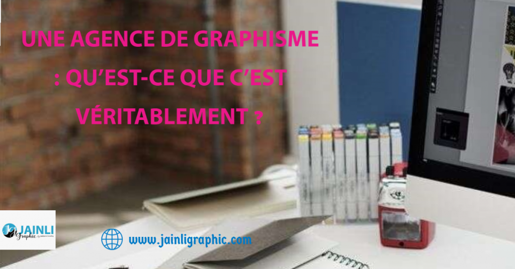 table ayant un ordinateur et des crayons de couleurs